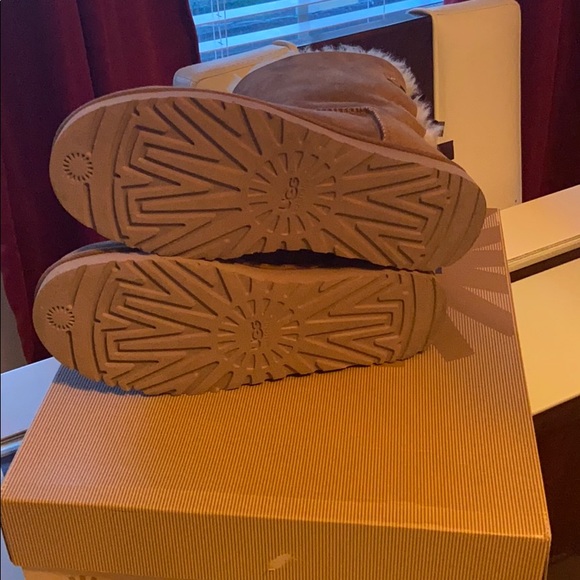 Tan ugg boots - Picture 3 of 3